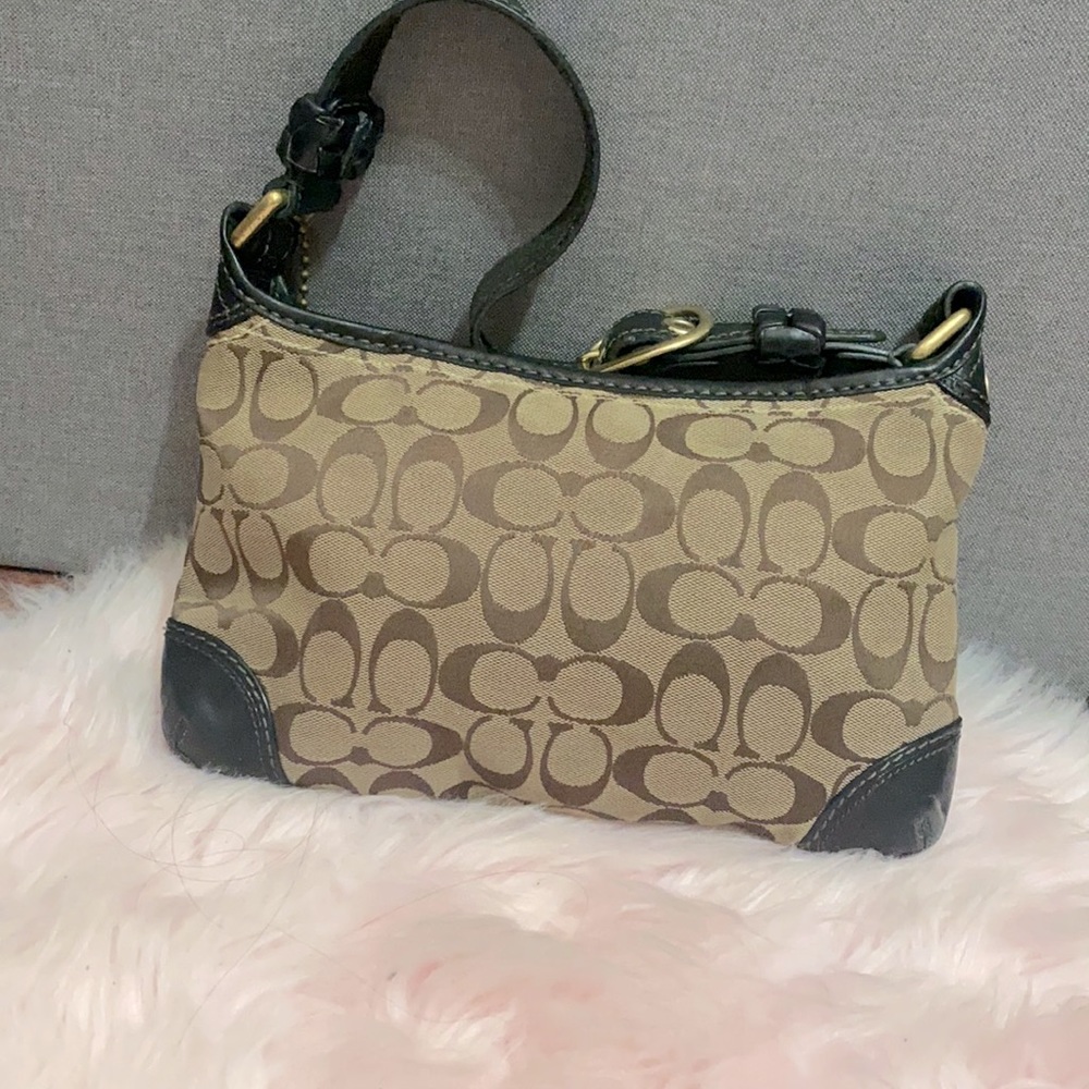Beautiful coach shoulder bag. No stains or rips